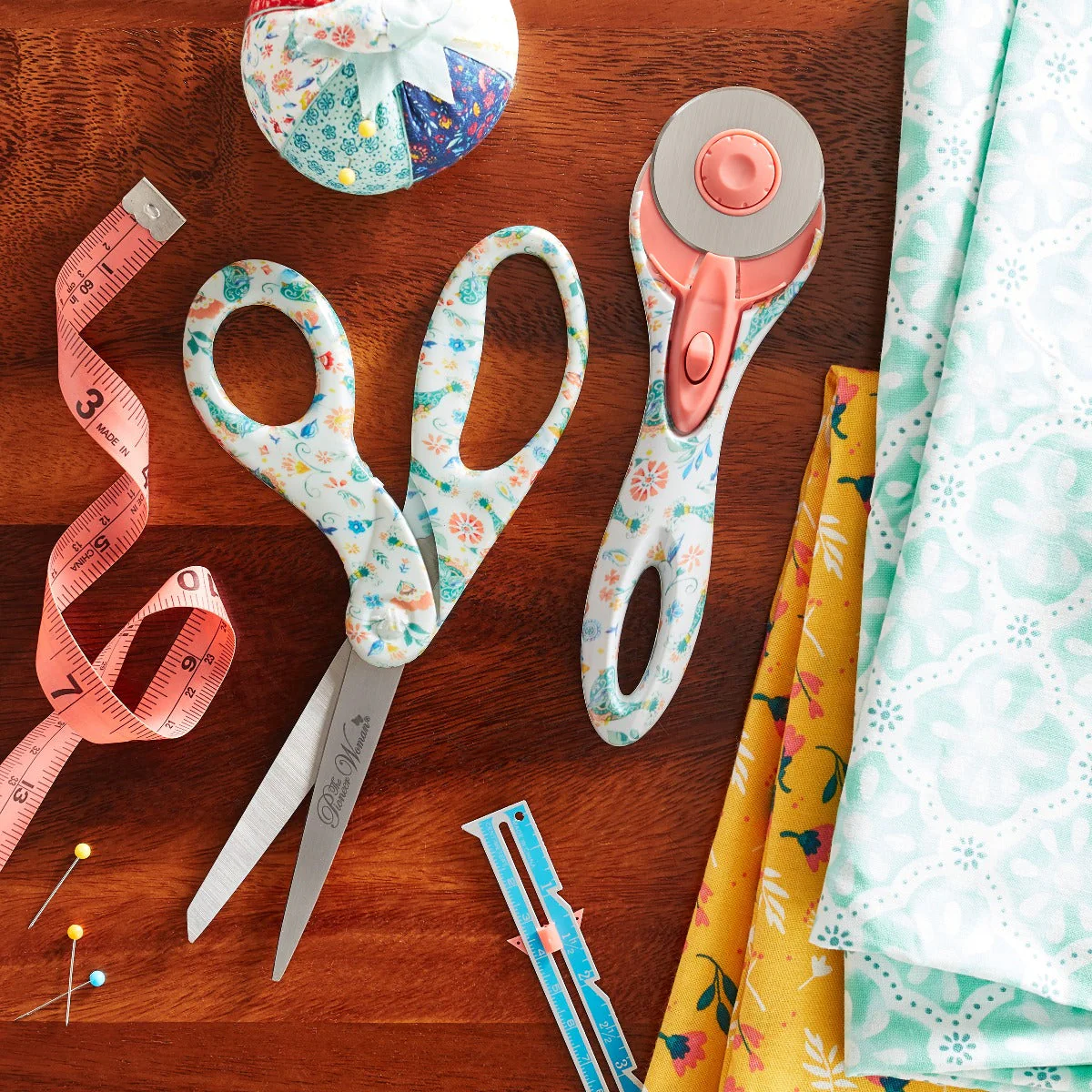 The Pioneer Woman White Maize 45mm Rotary & 8" Fashion Scissors Set (55894-PARENT) - Image 6